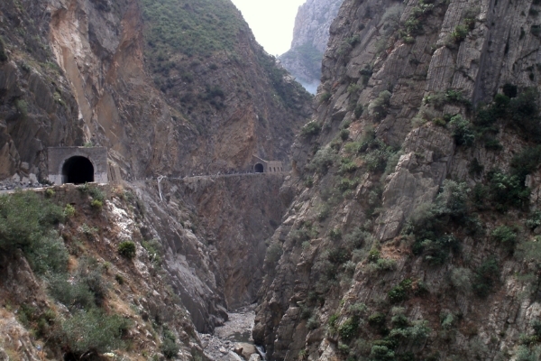 Route de montagne dans les gorges de Kherrata.
