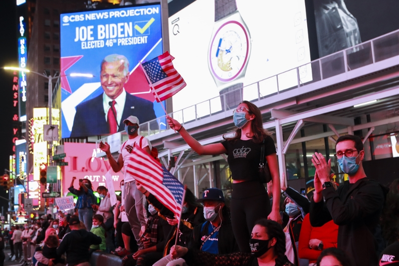 A New York, le 7 novembre, des citoyens célèbrent la victoire du démocrate Joe Biden.