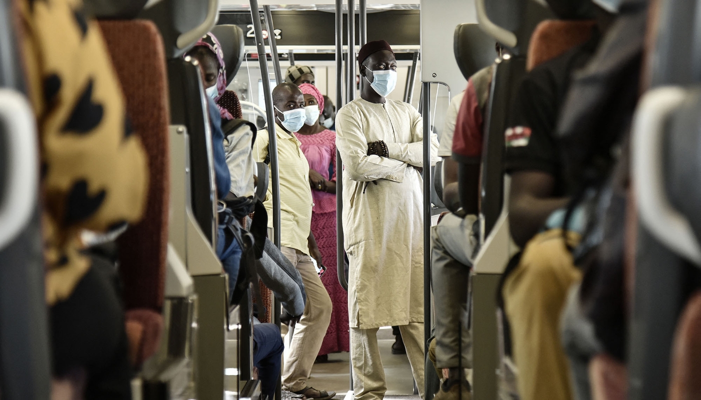 Des passagers dans le wagon d'un train régional express qui a quitté la gare de Dakar, le 11 janvier 2022.